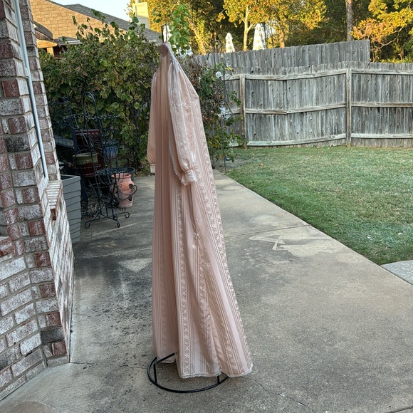 Vintage Christian Dior Peach Gown Robe Set Brocade Pegnoir Set Shiny Union Made - Picture 13 of 15